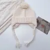 Chapéu Lei Feng Fofo com Pom-Pom de Mistura de Lã para Mulheres, Macio e Versátil, Chapéu da Moda Protetor de Orelhas, Chapéu de Tricô com Design Trançado Feito à Mão
