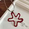 Colar Corrente de Suéter Vermelho com Recorte de Flor e Coração Estilo Coreano Feminino Outono Inverno 2025 Corrente de Moletom Nova Moda de Alta Qualidade