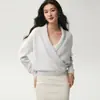 Elegante y versátil, este suéter de cachemira de color liso presenta un diseño de cuello en V cruzado, una estética minimalista y un estilo relajado y sin esfuerzo.. Es un jersey de lana de manga larga perfecto para añadir un toque de sofisticación a tu look