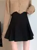 Falda negra de primavera y verano con un diseño elegante, de cintura alta, adelgazante, popular minifalda de línea A para mujer, pequeño vestido negro