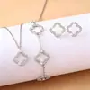 Suministro Transfronterizo Nuevo Modelo Flor de Cuatro Hojas Hueca Microincrustada de Zirconia Conjunto de Tres Piezas Estilo Europeo y Americano Hiyin Comercio Exterior Conjunto de Joyería de Venta Caliente