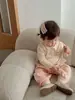 Camiseta Base Linda para Niñas con Pequeños Detalles Izquierdo y Derecho, Camiseta de Muñeca Estilo Coreano de Otoño, Top 3D de Conejo para Niños