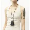 Colar Longo de Porcelana com Pingente de Ferradura Esculpida, Borla, Artesanato Pesado, Design de Nicho, Versátil e da Moda para Mulheres