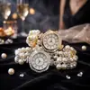 Venta al por mayor de relojes elásticos de cuarzo con perlas artificiales de doble fila en stock, relojes de pulsera con incrustaciones de diamantes transfronterizos y relojes de mujer con estampado floral