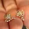 Pendientes de Flor Exquisitos y Delicados con Diseño Espiral Hueco, Simples, de Alta Gama, Versátiles y Elegantes de Cao Shi para Mujer para Uso Diario