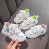 Tênis Feminino 2025 Primavera e Outono Novo Desenho Animado Coelho Couro Sola Grossa Sapatos Brancos com Velcro Tênis Esportivo Infantil