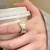 El mismo deslumbrante anillo de circón de Xiaohongshu, un diseño de nicho con alto valor estético, adecuado para el dedo índice, joyería versátil