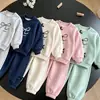 Conjunto Elegante para Niña para Otoño e Invierno 2026 Nuevo Conjunto de Dos Piezas para Bebé: Sudadera de Manga Larga con Lazo y Pantalones Casuales a Rayas