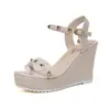 Sandalias de Tacón Super Alto con Tacón de Almohada Blanco para Mujer, Tacón de Cuña, Nuevo Modelo Verano 2026, Punta Abierta, Plataforma Impermeable, Correa Única con Hebilla, Efecto Adelgazante, Estilo Ins