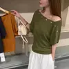 Camiseta de Verano de Alta Gama 26, de Hombros Descubiertos y un Hombro, Manga Corta para Mujer, Top de Verano que Ceñe la Cintura y Adelgaza, con Decoración de Botones de Concha, Top Versátil