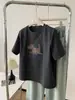 Bordado Pesado de um Filhote em uma Camiseta Cinza Escuro para Mulheres, Estilo Coreano Elegante, Rejuvenescedor, Versátil, Emagrecedor, Gola Redonda, Ombro Normal, Manga Curta, Primavera e Verão
