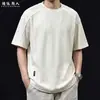 Camiseta Masculina de Manga Curta Respirável com Textura Canelada, Tricô Bege Gola V, Caimento Solto, Tamanho Grande, Roupa de Verão Verão 2026