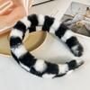 Outono e inverno xadrez preto e branco Plaid faixa de pelúcia feminina ins Coreia do Sul estilo versátil com presilha prendedor de cabelo faixa de cabelo acessórios de cabelo