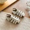 Sandálias fechadas vazadas estilo coreano para meninas, novo modelo de verão 2026, sapatos esportivos de praia com sola macia, sandálias de strass para bebê menina