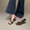 Sandálias de salto alto elegantes e sofisticadas estilo francês para mulheres, novo modelo de verão 2026, com saltos finos, bico aberto, design de laço de cetim