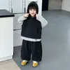 Conjunto de tres piezas para niño con chaleco para otoño, fresco y elegante para niños, sudadera a rayas de estilo coreano de moda con chaleco con capucha