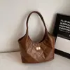 Bolso de Hombro Acolchado Bordado para Otoño e Invierno para Mujer 2025 Nuevo Bolso Cubo de Gran Capacidad Bolso Bandolera Retro de Nicho