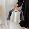 Ropa de primavera estilo coreano para niños y niñas, camiseta básica de manga larga para bebé, camiseta casual para niños con bloques de color en los hombros, top de algodón para bebé que combina con todo