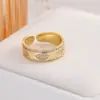 Anel Largo Vazado Vintage, Cor Dourada com Diamantes, Anel Aberto, Acessório de Luxo Que Complementa o Estilo Palaciano Retrô