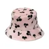 Ins Sombrero de Otoño e Invierno Japonés y Coreano para Mujer Casual al Aire Libre Todo Fósforo Sombrero de Cuenca Cereza Felpa de Imitación de Piel de Conejo Cálido Sombrero de Pescador Mujer