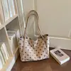 Bolsa de ombro em camurça outonal, veludo requintado, grande capacidade, bolsa de mão feminina da moda, elegante design de bolinhas, novo modelo 2026