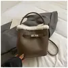 Bolso Pequeño Tipo Tote para Mujer 2025 Invierno Nuevo Elegante Bolso Cubo para Viajes Diarios y Uso Casual, Versátil Bolso de Hombro y Cruzado