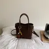 Bolsa de Mão de Pelúcia Camurçada Feminina 2026 Nova Outono Retrô para o Trabalho Bolsa de Ombro Única Bolsa de Balde Transversal Maillard
