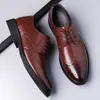 Zapatos de cuero para hombre, nuevos zapatos brogue de otoño para negocios formales, zapatos casuales de una pieza, zapatos de talla grande para hombre para venta al por mayor de comercio exterior