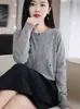Cárdigan de punto con cuello redondo y bordado de corazón, un nuevo estilo de otoño para mujer, hecho de lana fina, un cárdigan que te hace lucir más joven