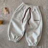 Calça Infantil 2026 Outono Nova Roupa Infantil Meninos e Meninas Bordado de Letras Versátil Bebê Casual Calça Longa Tendência