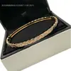 Pulseira V dourada de alta qualidade com padrão de diamante para mulheres, versões estreita e larga, gravação de precisão CNC, pulseira de luxo leve estilo Chanel, atacado do fabricante e entrega direta