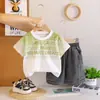 Ropa Nueva para Niños Estilo Ropa de Trabajo para Niños Pequeños, Lista para el Verano, Conjunto de Dos Piezas de Manga Corta con Letras Degradadas, Venta al por Menor de una Pieza
