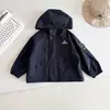 Valle del Viento 2026 Otoño Nueva Chaqueta con Capucha para Niños Estilo Montaña para Exteriores, Abrigo Elegante y Versátil para Niños Producto Nuevo