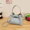 Bolsa Elegante com Fecho de Metal, Bolsa Saco de Ombro Único Estilo Luxo Leve para Mulheres, Nova Versão Coreana 2026 Versátil Casual Bolsa Transversal