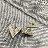 Hebilla ondulada con forma de hebilla decorativa para traje abrigo de viento suave botones de moda amor sensación de venta al por mayor temperamento metal cárdigan