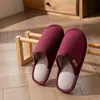 Chinelos de algodão listrados simples para mulheres, novo estilo outono/inverno 2026, para interior, forrados com fleece, espessados, quentes e antiderrapantes, adequados para usar em casa, também disponíveis para homens