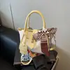 Bolsas pequeñas transfronterizas populares para mujer de este año, nuevos bolsos cruzados versátiles de moda para el verano de 2026, bolsos tipo cubo de estilo coreano