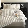 Juego de Cuatro Piezas Estilo Falda de Cama de Felpa de Conejo Engrosada Sábana de Leche Funda Nórdica Doble Cara Más Felpa Franela Coral Fleece Invierno