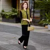 Conjunto de três peças estilo chinês de inverno plus size para mães, cardigã e colete slim fit, adequado para idades 40-60, roupa emagrecedora e versátil