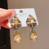 Pendientes de Gota de Agua con Flor y Hoja Incrustadas de Diamantes de Lujo Ligero, Pendientes Retro Europeos y Americanos, Estilo de Nicho, Pendientes de Gama Alta Elegantes y Únicos para Mujer