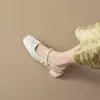 Nuevas sandalias cerradas bordadas con perlas estilo chino para mujer, nuevo modelo 2026, tacón grueso, punta cuadrada, estilo hada, sandalias de una tira con hebilla