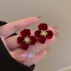 Brincos de Flor Veludo Vermelho para Mulheres 2026 Novo Estilo Brincos de Luxo Leve de Alta Qualidade com Temperamento Elegante e Estiloso, Brincos Versáteis para Outono e Inverno