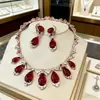 Pendientes y Collar de Gota de Agua con Incrustaciones de Diamantes de Resina Roja Estilo Palacio, Cadena para Clavícula de Lujo Ligero de Nicho de Alta Gama, Joyería de Cuello Retro para Mujer