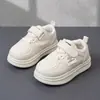 Nuevas Zapatillas de Cuero para Niños Primavera 2026 Zapatos Deportivos para Niños Estilo Coreano Suela Suave Zapatos Blancos para Niñas Dropshipping de Comercio Exterior