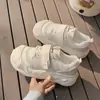 Versión Coreana de Zapatillas de Encaje con Suela Gruesa de Diseño Sencillo para Mujer Nuevo Estilo Otoño e Invierno 2025 Zapatos Blancos Tipo Pan Súper Bonitos