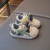 Sapatos de Bebê 2025 Primavera & Outono Novo Estilo Sapatos Respiráveis para Meninos Sapatos Esportivos Versáteis Sapatos para Meninas com Sola Macia Antiderrapante Sapatos Forrest Gump