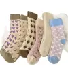 Meias térmicas grossas para outono e inverno, projetadas para reter o calor, com textura de felpa em laço, meias femininas de cano médio, casuais e versáteis, com design color-block