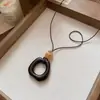 Corrente para suéter com pingente geométrico de madeira estilo chinês retrô, colar com cordão de couro longo versátil, acessório de outono e inverno