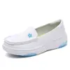 Vendas diretas da fábrica: Sapatos de enfermeira forrados com fleece, de sola grossa, respiráveis, antiderrapantes, confortáveis, versáteis, projetados para enfermeiros de jaleco branco e exclusivamente para vendas transfronteiriças