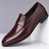 Zapatos de vestir formales para jóvenes de talla grande transfronterizos, mocasines slip-on de punta fina para hombre estilo vintage, zapatos casuales slip-on